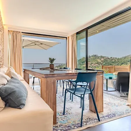 Rooftop In Lavandou, Panoramic View Апартаменты *